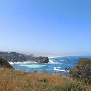 🇺🇸Severní část Highway 1🇺🇸
(červen 2022)  Ze sekvojových lesů zpět do Dublinu jsme to vzali po pobřeží, abychom prozkoumali další část vyhlídkové Highway 1 a rozhodně to stálo za to 🥰  Na dramatických útesech se jen sem tam drží nějaké drobné, houževnaté městečko, takže potkáte jen málo aut a připadáte si jako v jiném světě, kde příroda ještě stále vyhrává nad lidstvem. Nebo naopak znovu? Ostrý kontrast proti metropolitnímu San Franciscu.  První zastávkou byla Glass Beach u Fort Bragg. Dříve tu prý byla až dvoumetrová vrstva 'mořského skla', ale zpočátku cílený úklid, a dnes už i turisté, se postarali o to, že brzy zůstane jen jméno. Přesto to bylo nejvíce kouzelných obroušených střípků, co jsem viděla.  Druhou procházku jsme si dali po malebném městečku Mendocino, které jako by se sem přeneslo z Nové Anglie (většina prvních obyvatel skutečně přišla ze severovýchodu US). Podobně jako Carmel si ho oblíbili umělci, a tak tu mimo boutique hotely a restaurace najdete i spoustu roztomilých obchůdků s ručními výrobky.  #mendocino #glassbeach #highway1 #amerika #cestovani #minveciviczazitku #sLaZkou #cestovatelskyblog #cestovatelka #cestotipy #travelblog #spojenestaty #kalifornie #pobrezi