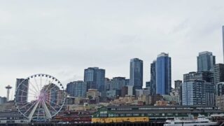 🇺🇸Seattle🇺🇸
(červenec 2022)  Dva týdny jsem se zasekla na tom, že nevím, co napsat k Seattlu. Ne že by se mi nelíbil, ale taky mě zvlášť neuchvátil.  Nejúžasnější mi na něm přišly výhledy na Olympic National Park a Mt. Baker. Mít tedy čas zajet do přírody, určitě by mi přirostl k srdci. Lidi tam jsou taky fajn, musí to být hipsterský ráj 😁  Původně jsme tam jeli jen navštívit Dominicovu rodinu, ale pobyt se nám příjemně prodloužil, když se nabídlo hlídání domečku se dvěma rozkošnými kočičkami. Centrum jsme si tedy řádně prošli.  Slavný Pike Market, kde vzduchem létají ryby, nezklamal. Další skvělá věc je areál s muzei kolem věže Spice Needle. Bylo ale tak krásně, že jsme dovnitř žádného z nich nešli, dostatečně nás pobavila obří fontána 😁 Tak třeba příště.  ❔Navštívili jste Seattle? Jaký z něj máte dojem a co byste tam doporučili❔  #seattle #washington #pikemarket #amerika #cestovani #minveciviczazitku #sLaZkou #cestovatelskyblog #cestovatelka #cestotipy #travelblog #spojenestaty